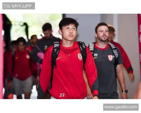 足球明星加盟新球队引发球迷热议转会背后的故事与影响分析