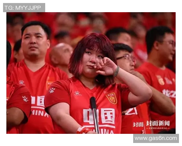 国足遭遇两连败引发热议球队包机包酒店引发球迷关注与讨论